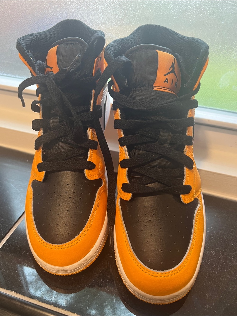 Nike Air Kids High-Top Sneakers in Orange and Black 6Y 554725-701 Taxi